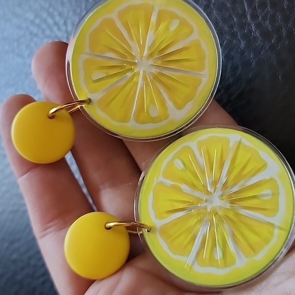 VTG Avon clip on earrings